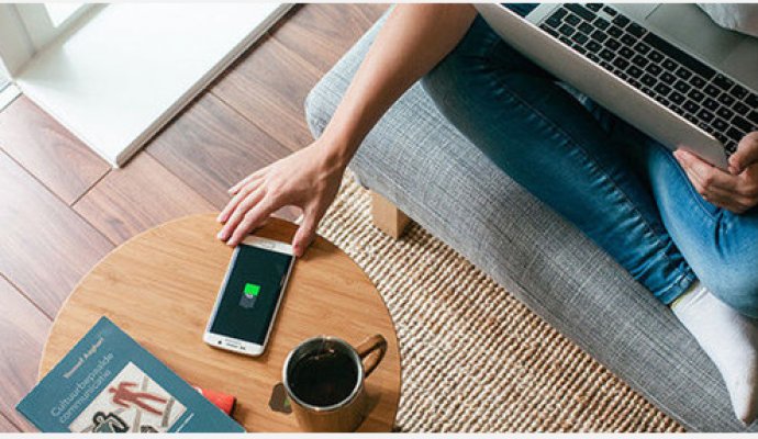 能為手機無線充電的FurniQi竹子茶幾