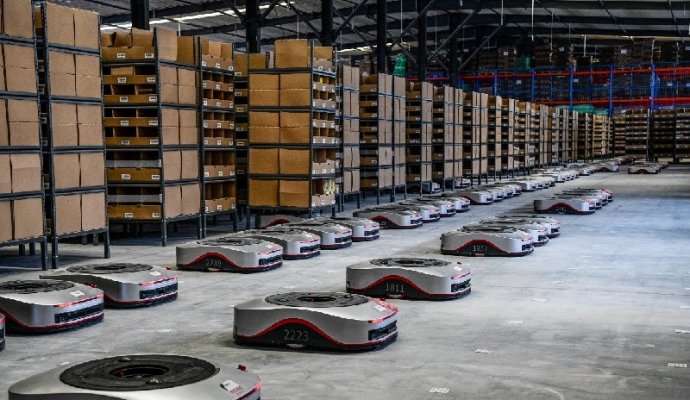 AGV小車與智能倉儲系統的完美結合（無線充電）