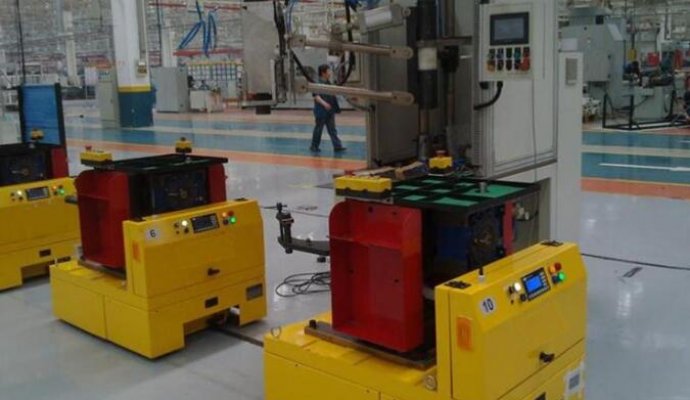 AGV小車在倉儲與制造領域的應用優勢（無線充電）