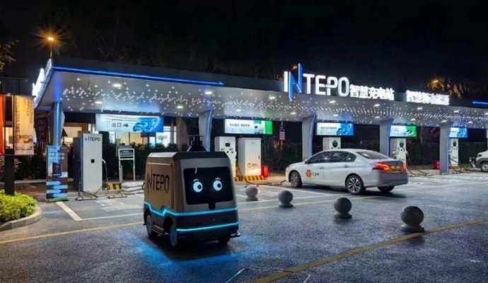 【7x24小時安防無休】魯渝能源無線充電方案：為安防巡邏機器人注入不竭動力