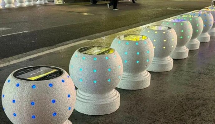 無(wú)線充電神器現(xiàn)身街頭！智能石墩輕松化解手機(jī)電量焦慮