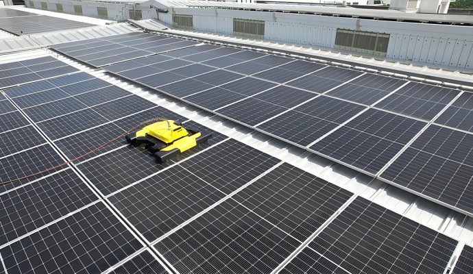 破解能源桎梏：魯渝能源光伏清潔機器人無線充電方案，開啟運維無人化新時代
